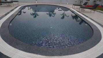 2 kolam renang tertutup