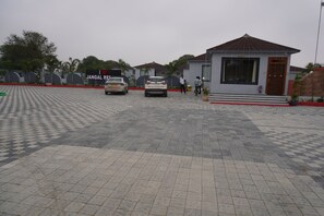 Free self parking - Jangal Resort (Amer)