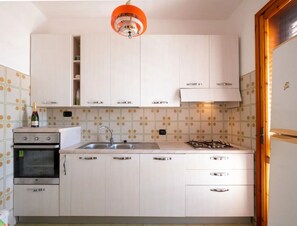Fridge, oven, stovetop, coffee/tea maker - Villetta Marinaci, Porto Cesareo (Porto Cesareo)