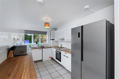 6-Bed House for 12 with Parking, Near Highfields Park