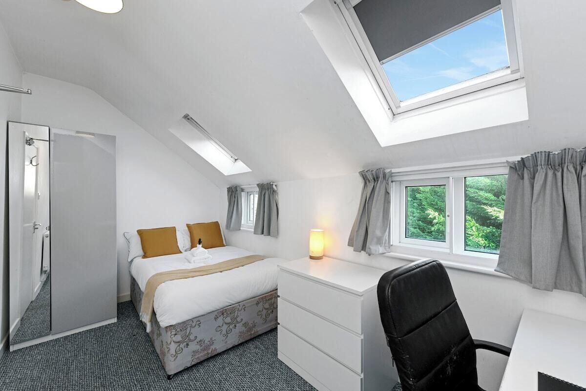 6 habitaciones, escritorio y tabla de planchar con plancha 