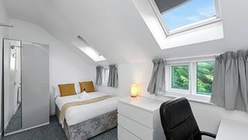 6 bedrooms, desk, iron/ironing board