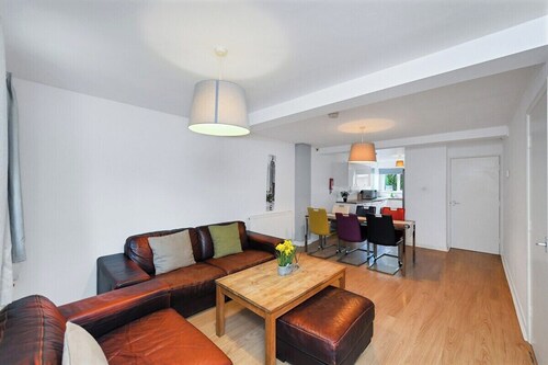 6 BR House for 12 w/ Parking, Near Highfields Park