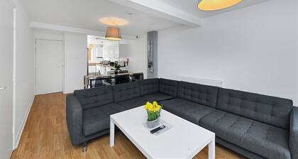 Spacious 6-Bed Home Sleeps 12, Near Highfields Park