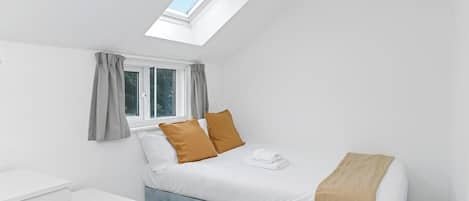 6 habitaciones, escritorio y tabla de planchar con plancha