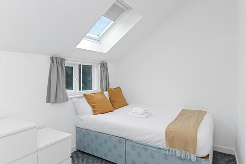 Spacious 6-Bed Home Sleeps 12 Near Highfields Park
