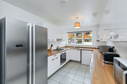 Spacious 6-Bed Home Sleeps 12, Near Highfields Park