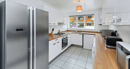Spacious 6-Bed Home Sleeps 12, Near Highfields Park