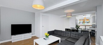 Spacious 6-Bed Home Sleeps 12 Near Highfields Park