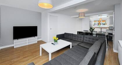 Spacious 6-Bed Home Sleeps 12 Near Highfields Park