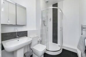 Shower - Spacious 6-Bed Home Sleeps 12, Near Highfields Park (Nottingham)