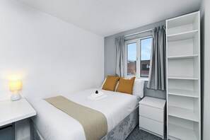 6 bedrooms, desk, iron/ironing board, free WiFi