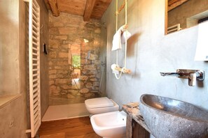 Shower, hair dryer, bidet - Vacation Home in Pranòtz with 8 bedrooms sleeps 16 (Pranòtz)