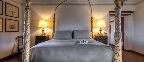 Travel cot, free WiFi