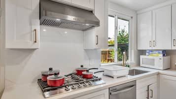 Frigorífic, microones, forn i placa de cuina