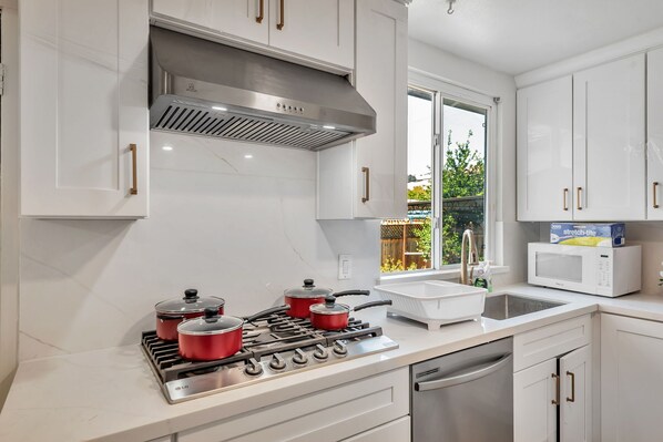 Jääkaappi, mikroaaltouuni, uuni, liesi