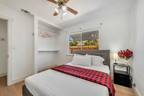 3 makuuhuonetta, tallelokero huoneessa, silitysrauta/-lauta