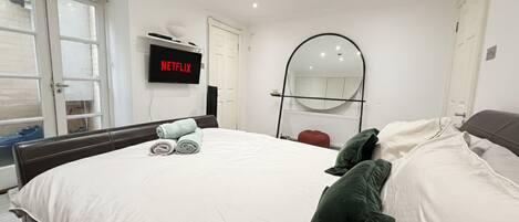 3 bedrooms, iron/ironing board, free WiFi