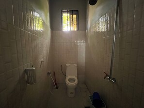 Shower, towels, soap, toilet paper - Viva Mafia (Mafia Island)