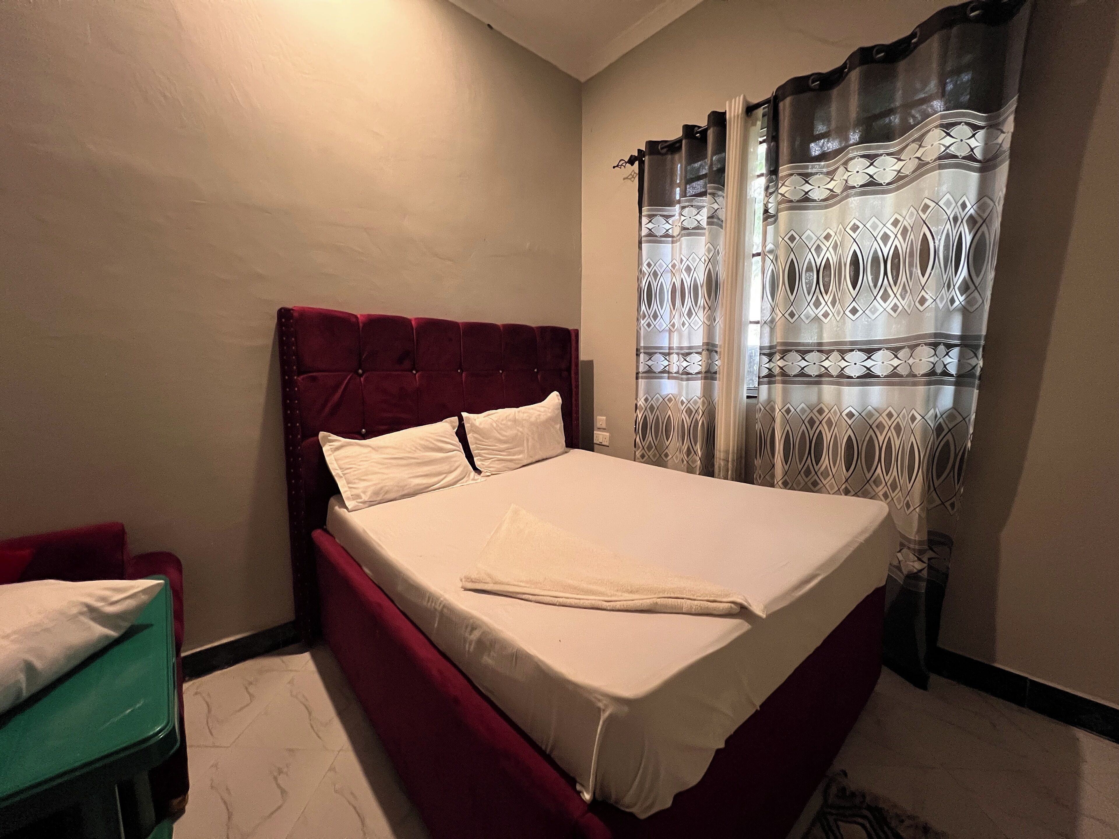 Escritorio, espacio para trabajar con laptop y wifi gratis 