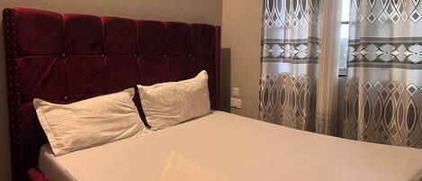 Bureau, espace de travail pour ordinateur portable, Wi-Fi gratuit