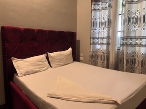 Desk, laptop workspace, free WiFi - Viva Mafia (Mafia Island)