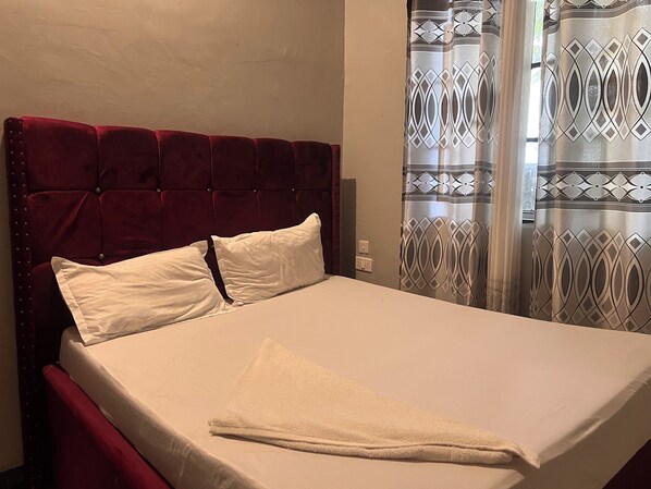 Desk, laptop workspace, free WiFi - Viva Mafia (Mafia Island)