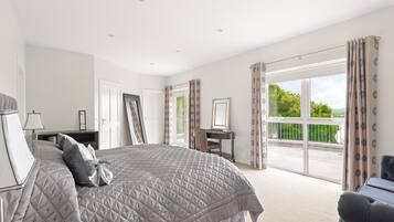 5 quartos, ferros/tábuas de passar roupa, acesso à internet