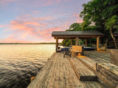 Large luxury lakeside home to sleep 10 people