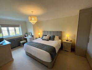 4 عدّة غرف نوم ومكواة/لوح كي وواي فاي وملاءات أسرّة