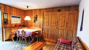 TV - Nuccia Navalge by Interhome (Moena)