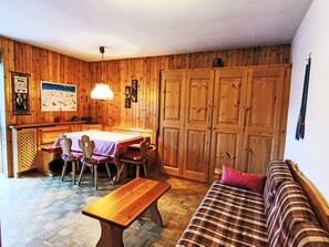 TV - Nuccia Navalge by Interhome (Moena)