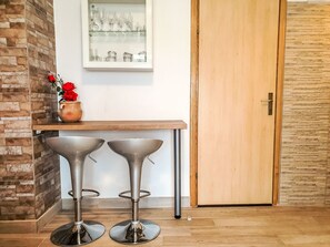 Ein Zimmer mit Holztür, weißer Wand und einer Glaswaren-Auslage.