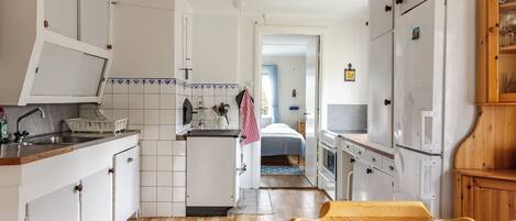 Fridge, microwave, oven, cookware/dishes/utensils