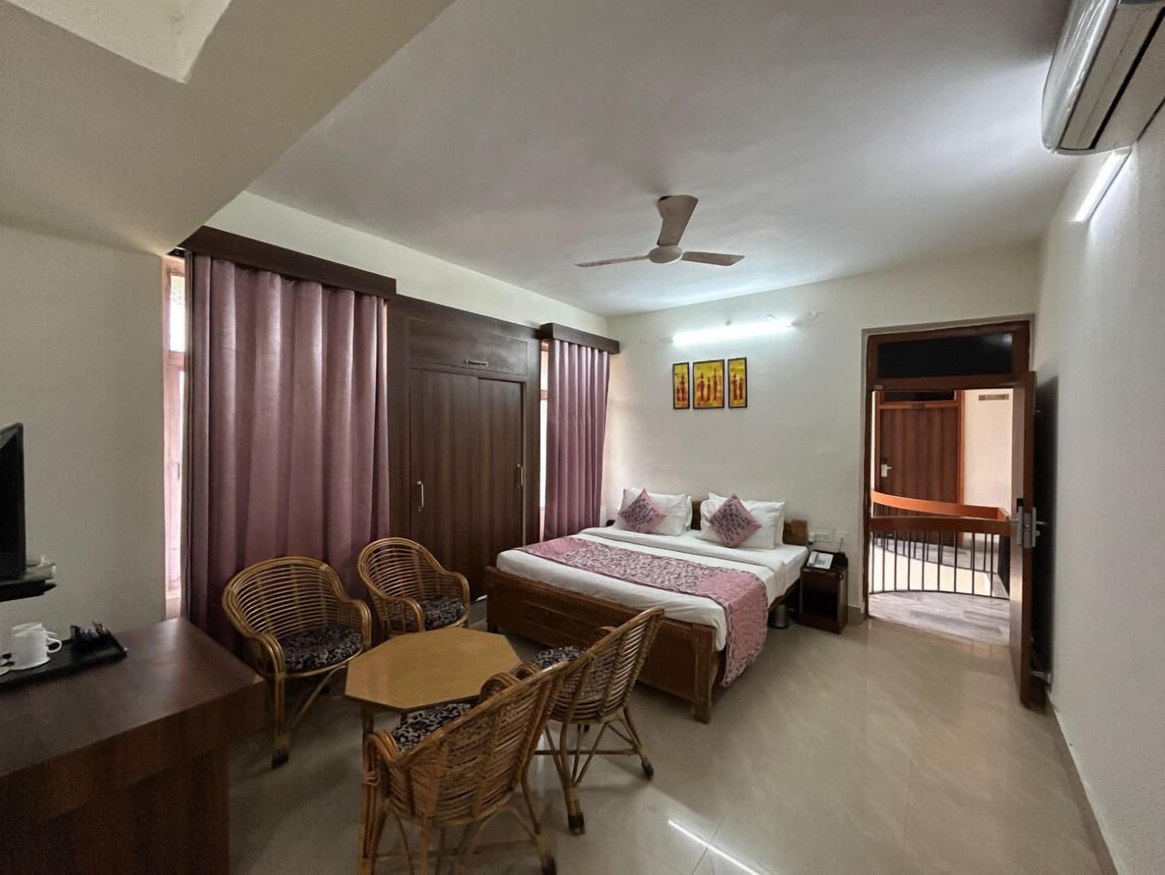 Kahden hengen deluxe-huone (yksi tai kaksi sänkyä), kaupunkinäköala | Työpöytä, ilmainen Wi-Fi