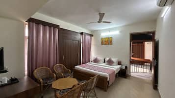 Camera Deluxe con letto matrimoniale o 2 letti singoli, vista città | Una scrivania, Wi-Fi gratuito