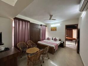 Deluxe-værelse med dobbeltseng eller 2 enkeltsenge - byudsigt | Skrivebord, gratis Wi-Fi