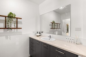 Ferienhaus, Terrasse, Gartenblick | Badezimmer