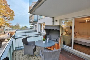 Outdoor dining - Strandglück Apartment 03A "Beachfront" - Strandglück House A (Scharbeutz)