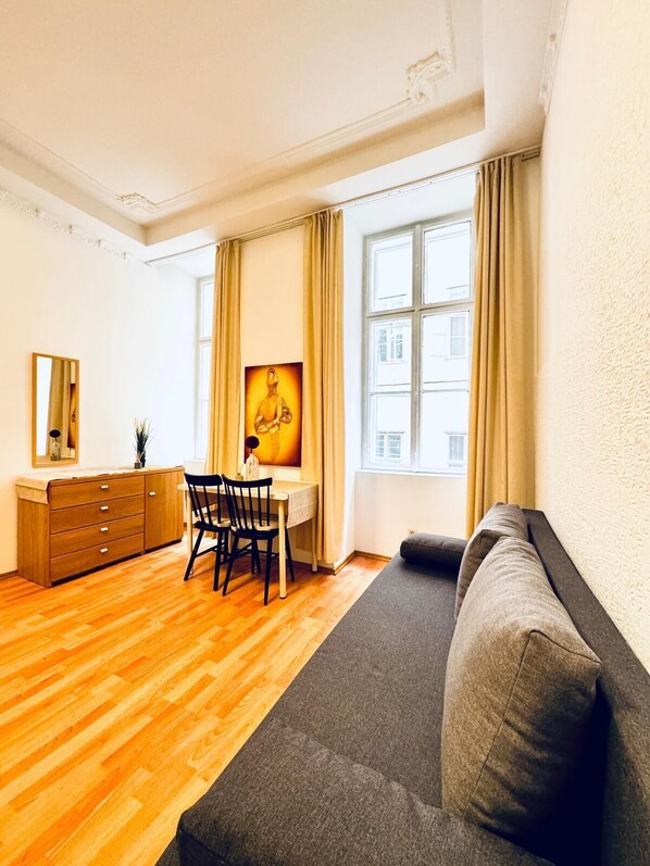 เบสิกอพาร์ทเมนท์ | เตารีด/โต๊ะรีดผ้า