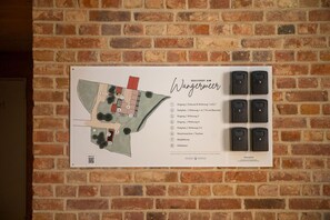 A map of a building with numbered rooms and a list of amenities. - Gulfhof Wangermeer 2: A self-contained Tilda unit with a terrace and modern amenities - (Wangerland)
