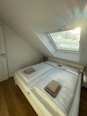 3 Schlafzimmer, Schreibtisch, Bügeleisen/Bügelbrett, WLAN