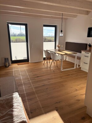 Living area - Gulfhof Wangermeer 2: A self-contained Tilda unit with a terrace and modern amenities - (Wangerland)
