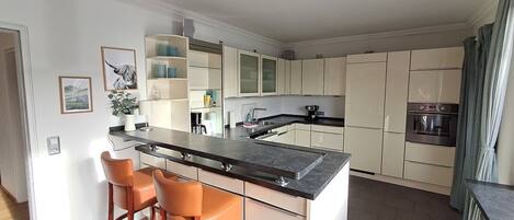 Fridge, oven, stovetop, dishwasher