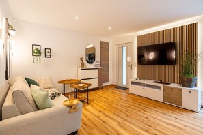 TV, ping pong, stereo - Vacation home Waldoase in Kölpinsee - comfort, sauna and garden near the sandy beach - (Loddin)