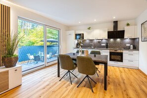 Fridge, microwave, oven, stovetop - Vacation home Waldoase in Kölpinsee - comfort, sauna and garden near the sandy beach - (Loddin)