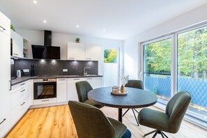 Fridge, microwave, oven, stovetop - Relaxing vacation home Waldharmonie in Kölpinsee with sauna, garden and balcony - (Loddin)