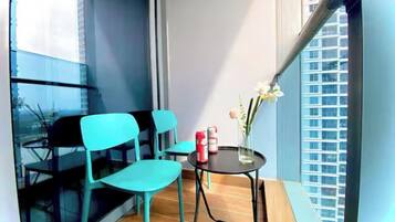 Luxe appartement, 1 queensize bed, niet-roken, uitzicht op stad | Luxe beddengoed, donzen dekbedden, een bureau, verduisterende gordijnen