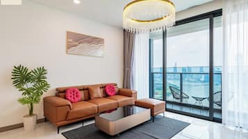Luxe appartement, 3 slaapkamers, niet-roken, uitzicht op stad | Woonruimte | Een 24-inch televisie met digitale zenders