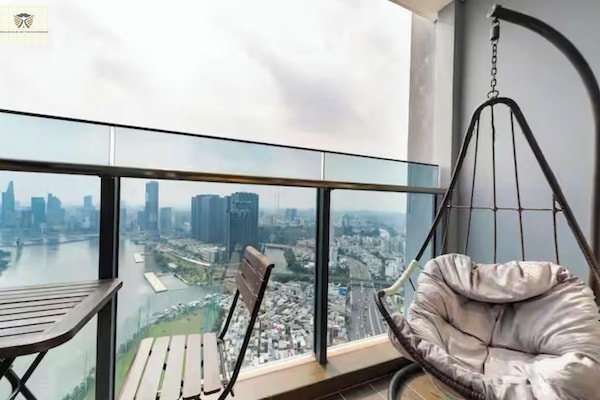 Apartemen Deluks, 2 kamar tidur, Bebas Asap Rokok, pemandangan kota | Seprai premium, selimut bulu angsa, meja kerja, dan tirai kedap cahaya